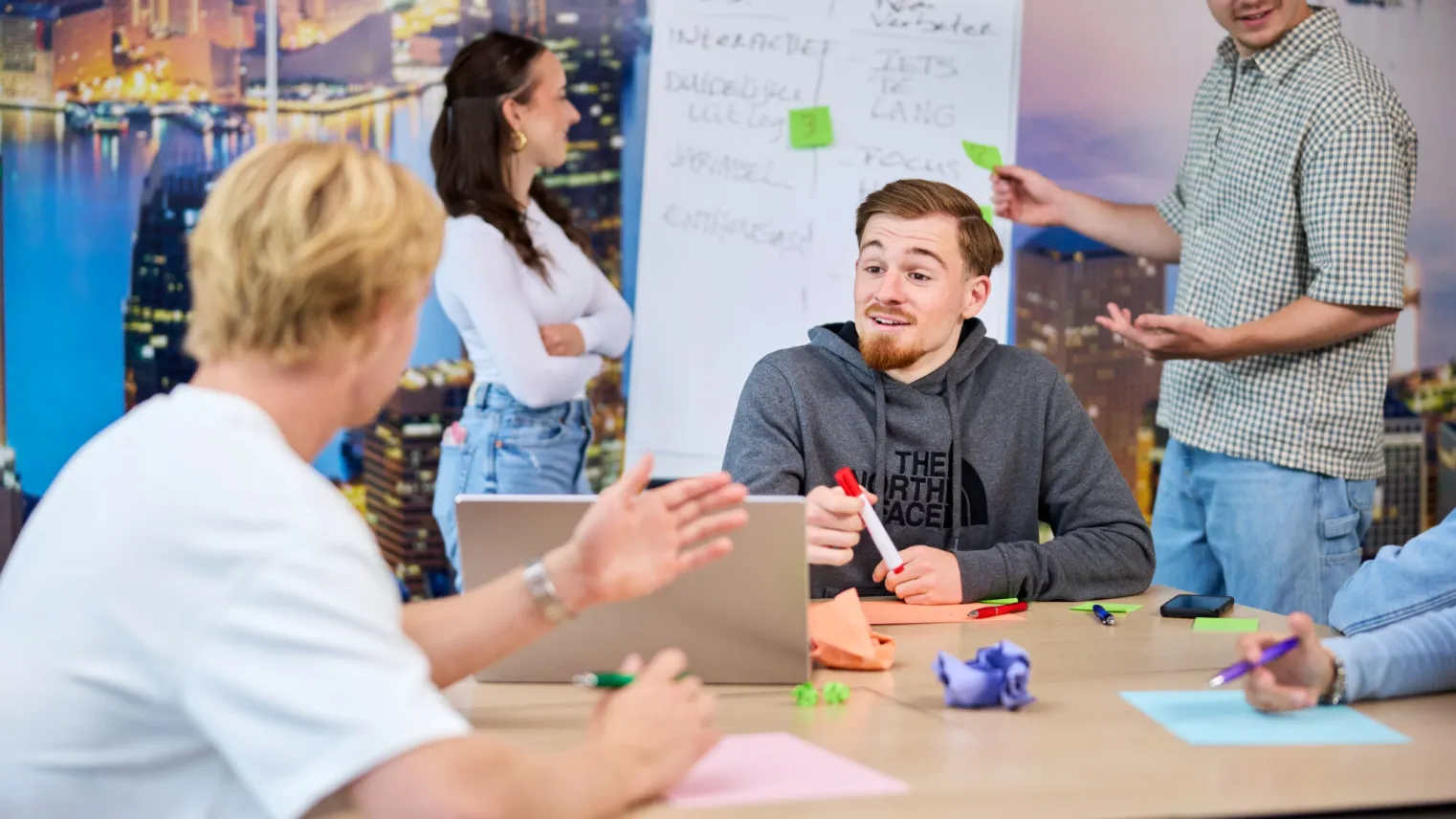 Studenten business houden brainstormsessie