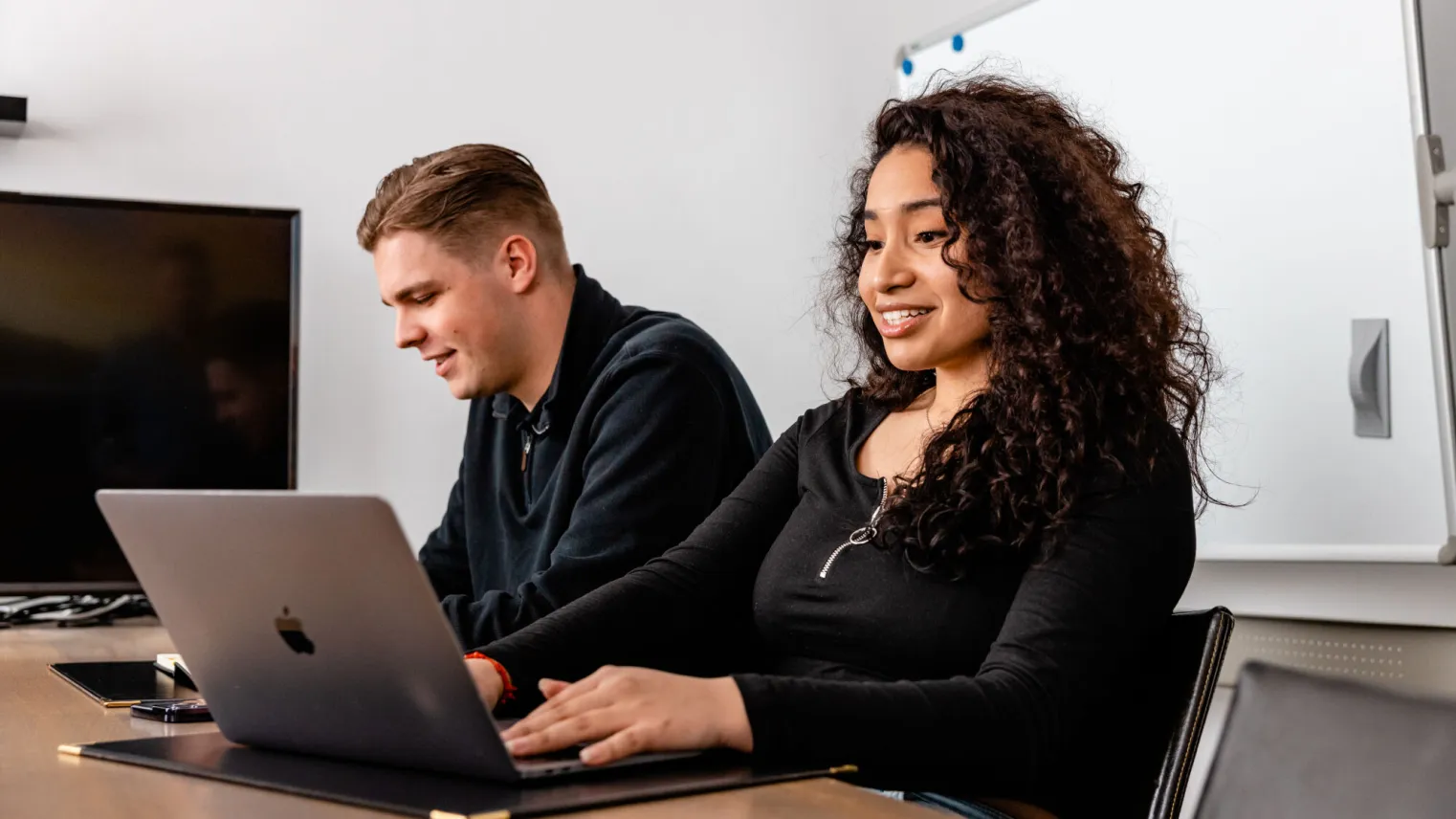 Studenten Assistent Business Services werken samen op stage
