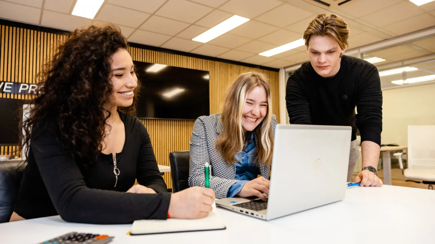 Studenten Legal Insurance & HR Services Specialist werken samen op stage juridisch medewerker