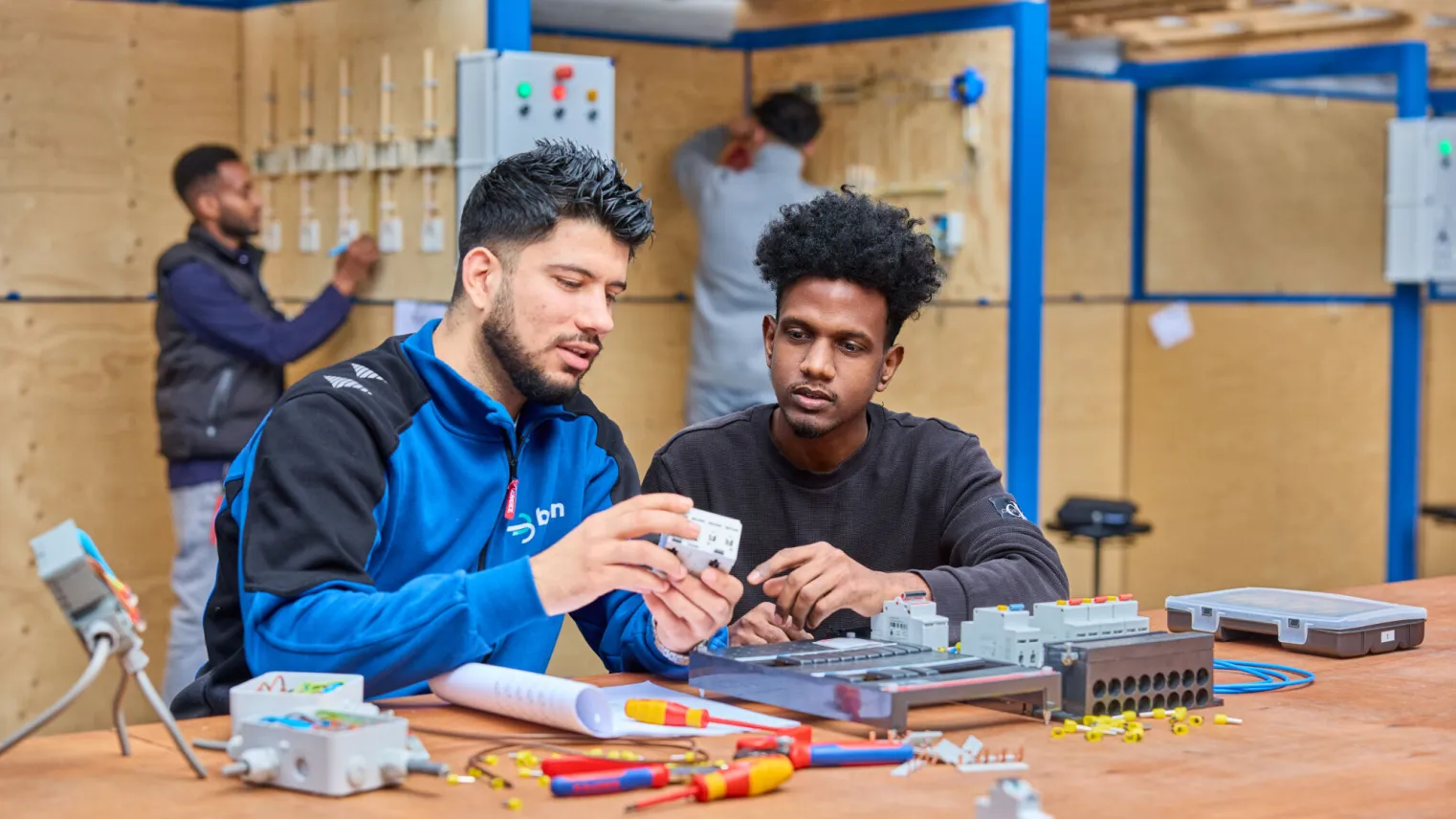 studenten elektrotechniek werken samen