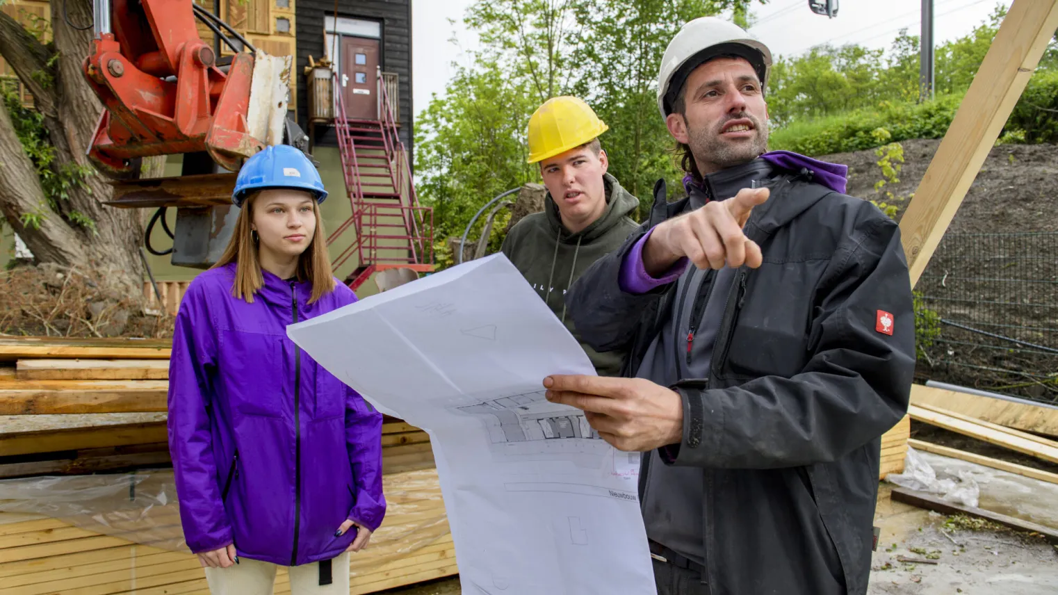studenten en begeleider voeren infra project uit