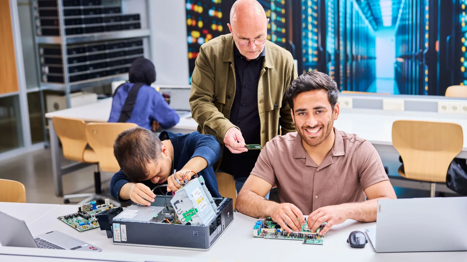 Studenten Flexopleiding Medewerker ICT Support sleutelen aan computer