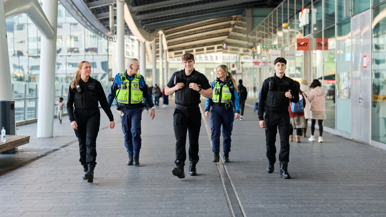 Studenten HTV lopen op straat met boa's