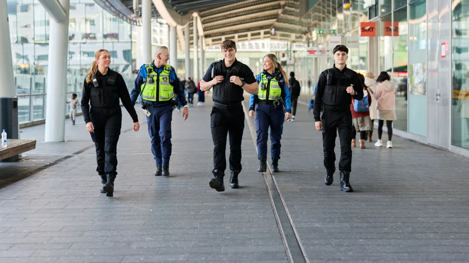 Studenten HTV lopen op straat met boa's