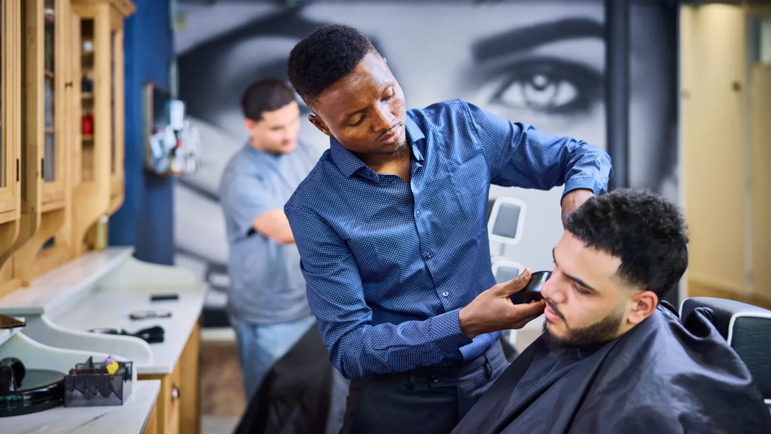 Studenten Allround Barbier aan het werk op het Beautyplein