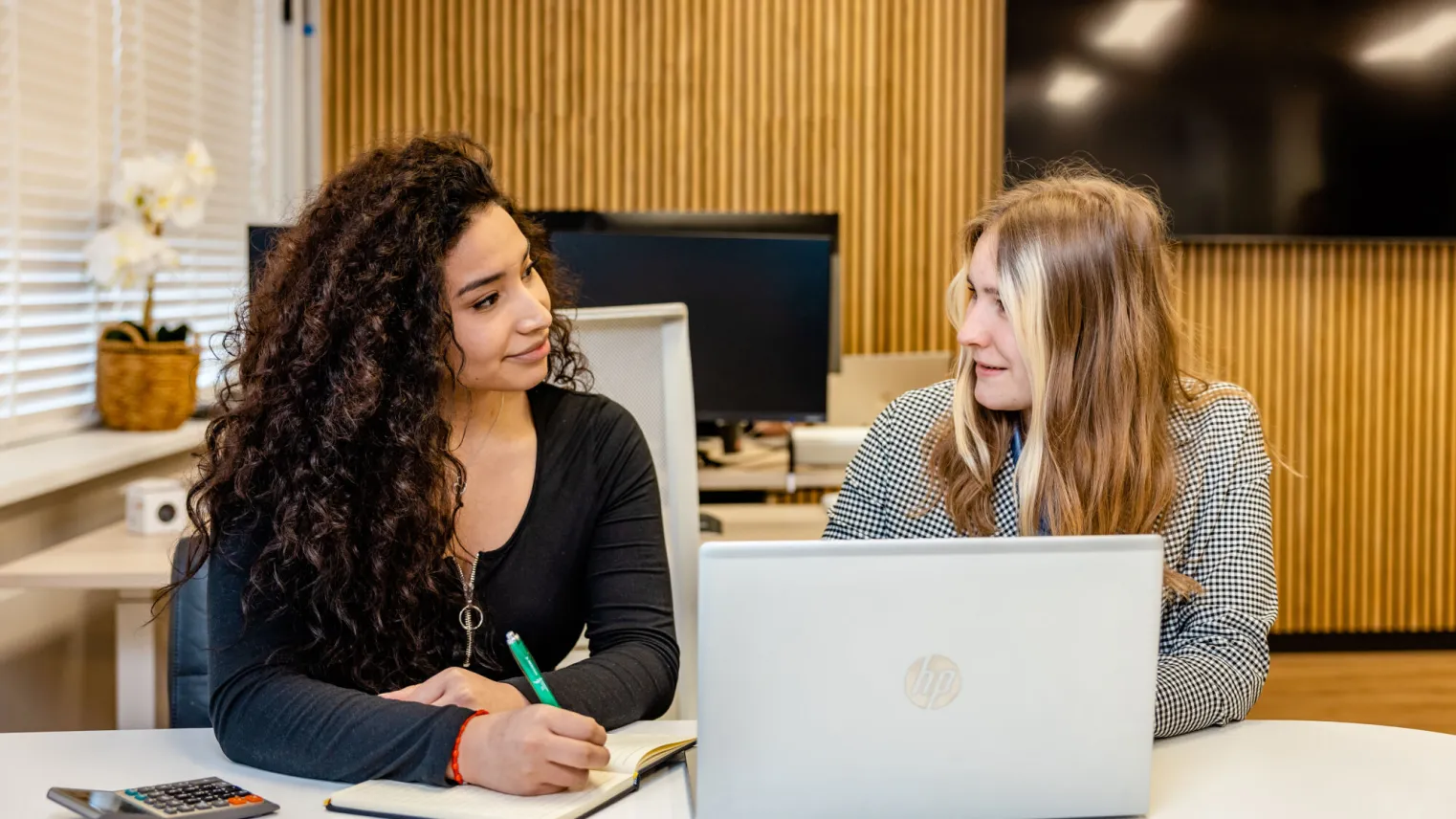 Studenten Marketing & Communicatie werken samen op kantoor