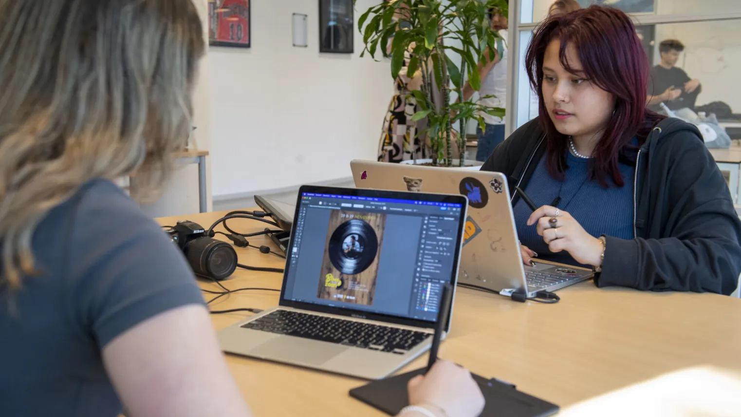 Studenten Mediavormgever werken samen met een laptop