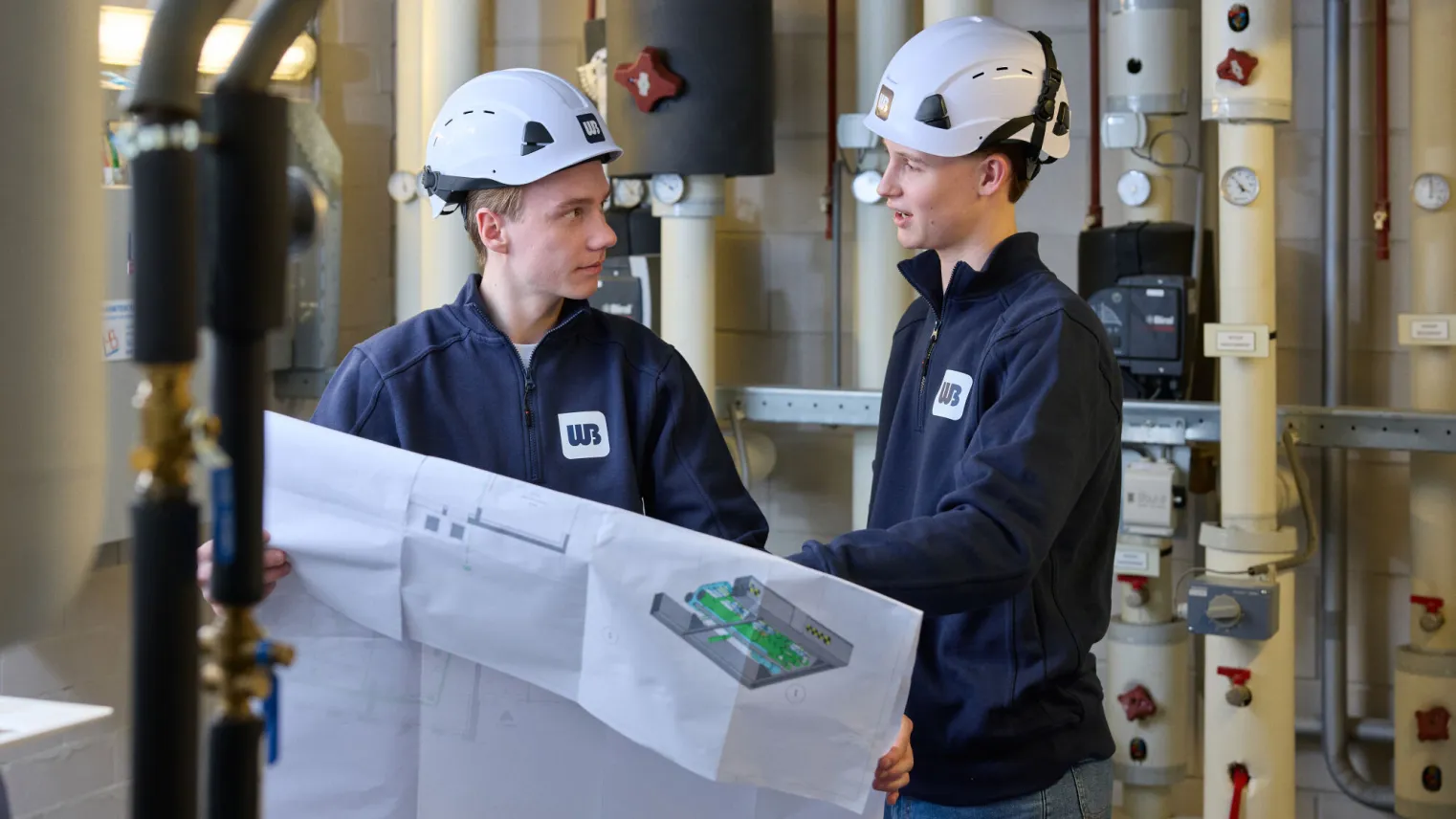 Studenten Smart Building bespreken tekening bij stadsverwarming