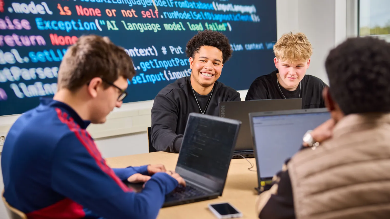 Studenten Software Developer ICT doen codeerproject in HTML