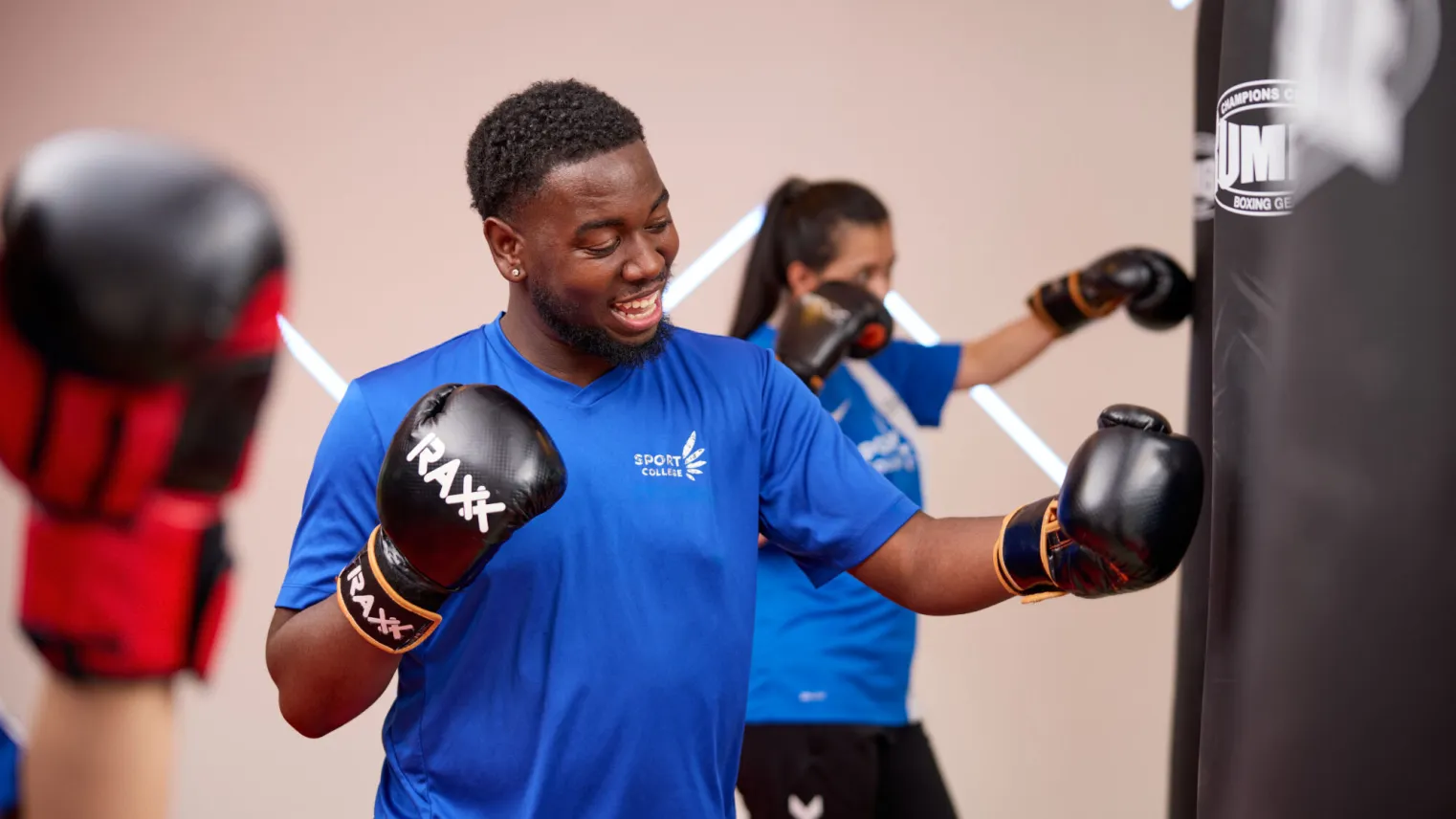 Studenten Sport boksen tegen bokszakken