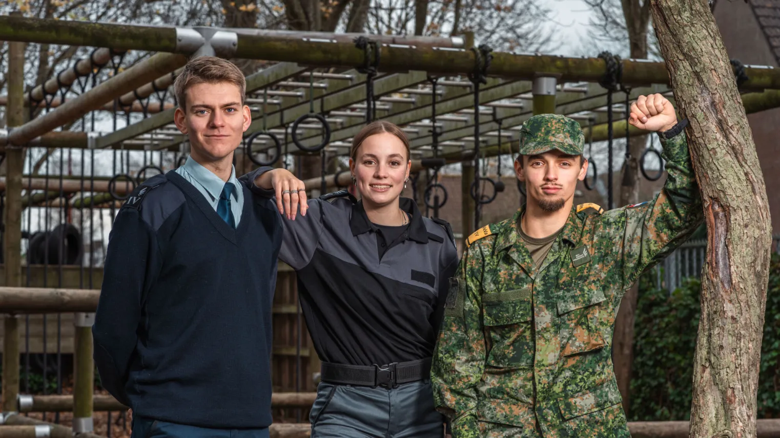 Studenten van Veiligheid, Handhaving en Defensie bij een outdoor trainingsparcours