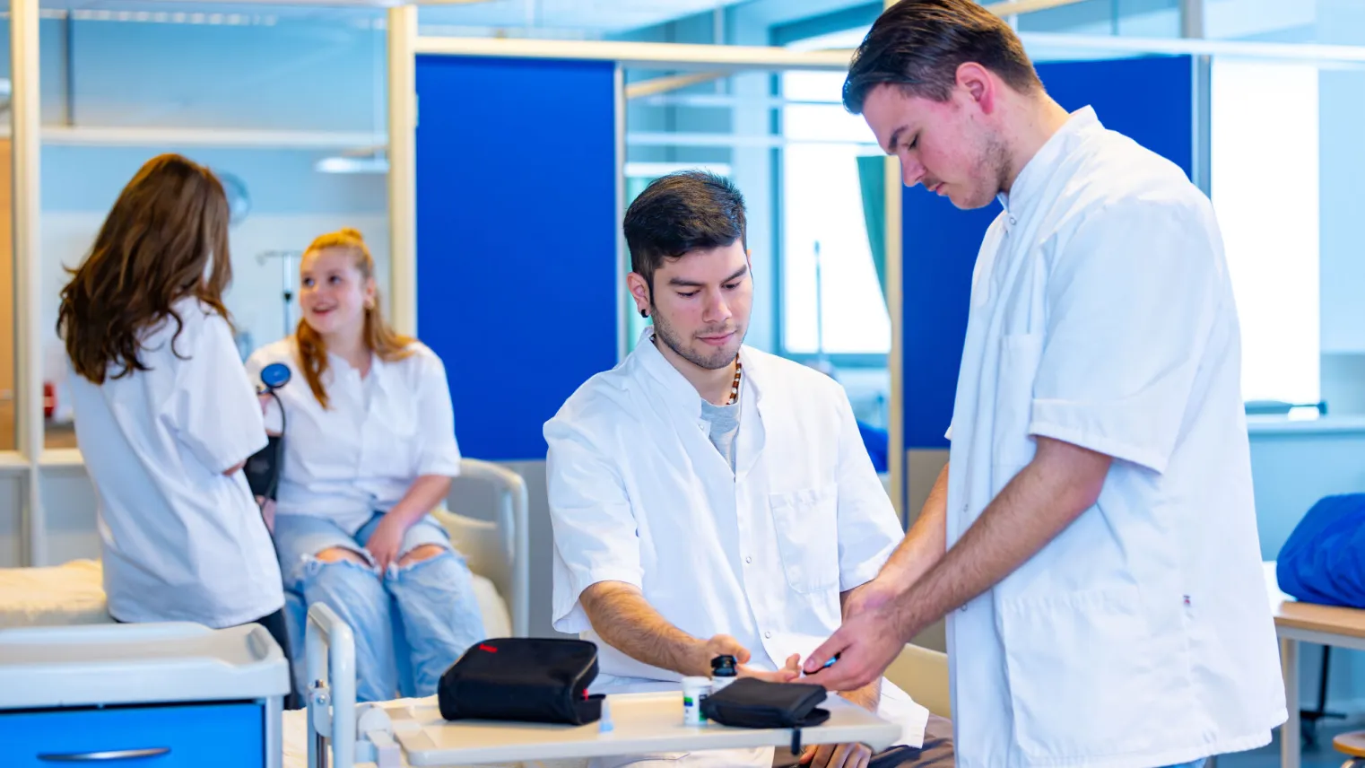 Studenten Verpleegkundige oefenen hun vaardigheden in het praktijklokaal