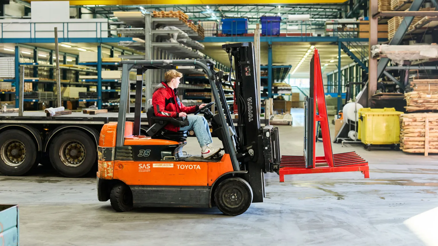 transport logistiek student bedient heftruck