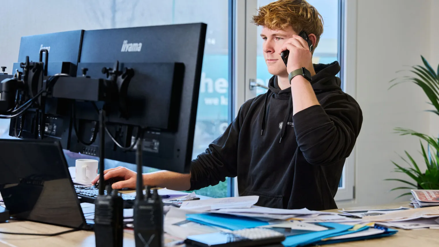 transport logistiek student belt op kantoor met klant