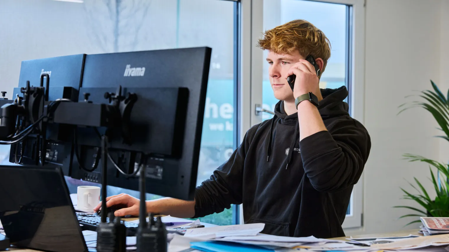 transport logistiek student belt op kantoor met klant