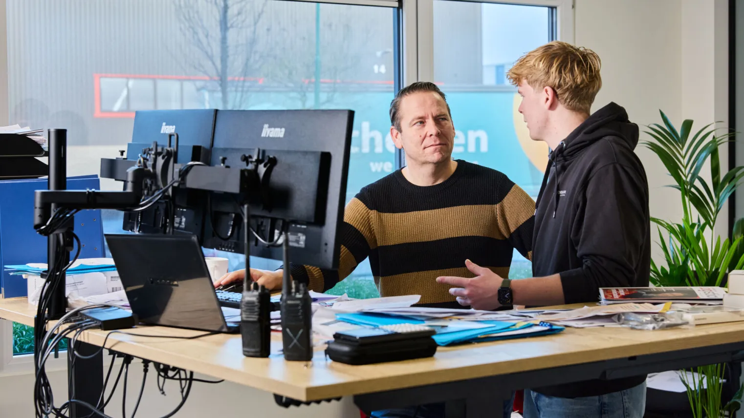 transport logistiek student overlegt met stagebegeleider