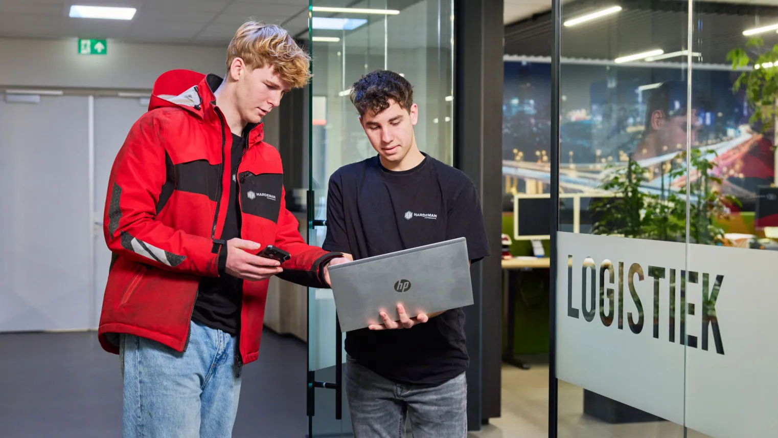 Studenten Logistiek overleggen op kantoor