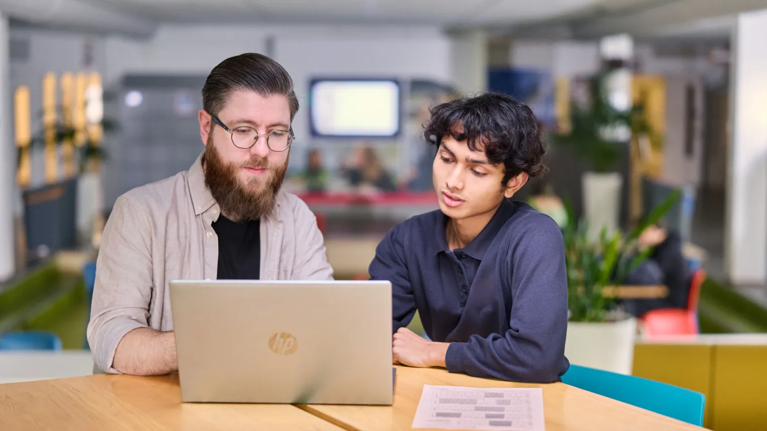 Vavo lyceum docent voert gesprek met student