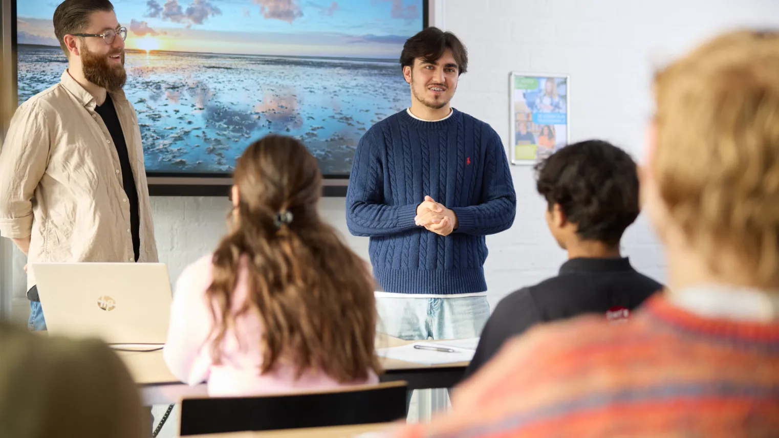 Student Vavo Lyceum geeft presentatie in klaslokaal