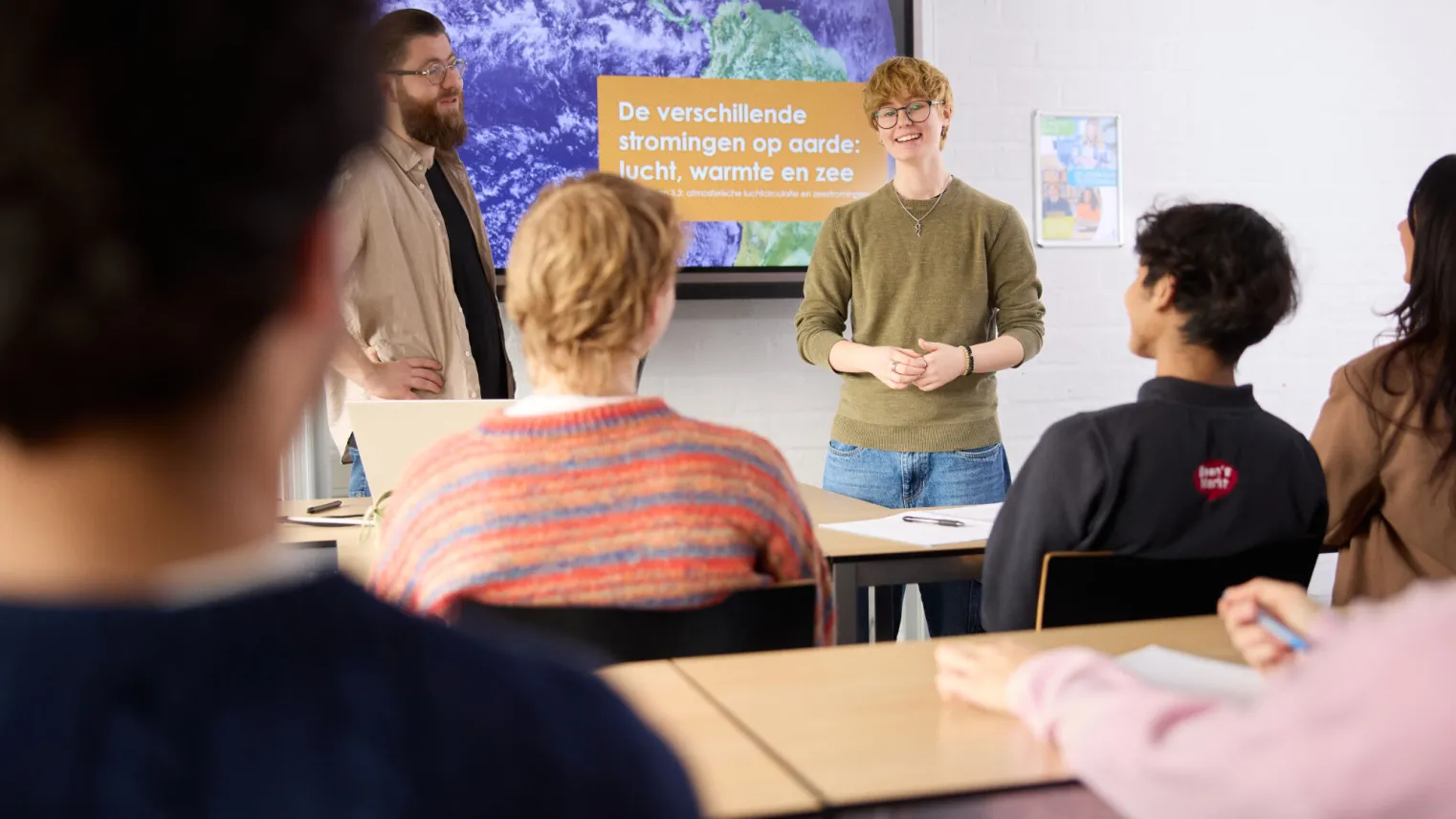 Student VAVO Lyceum staat voor de klas