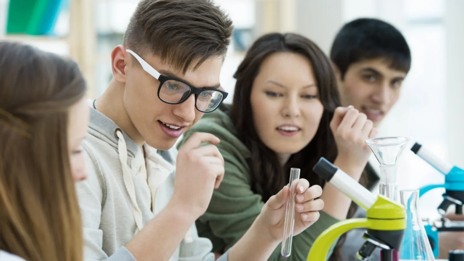 Vier leerlingen doen een opdracht in een practicumlokaal.