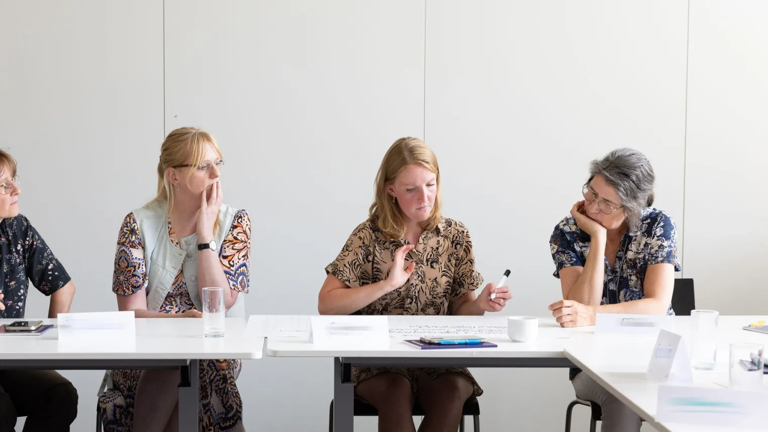 Volwassenen denken samen na over opdracht tijdens training simulatieonderwijs.