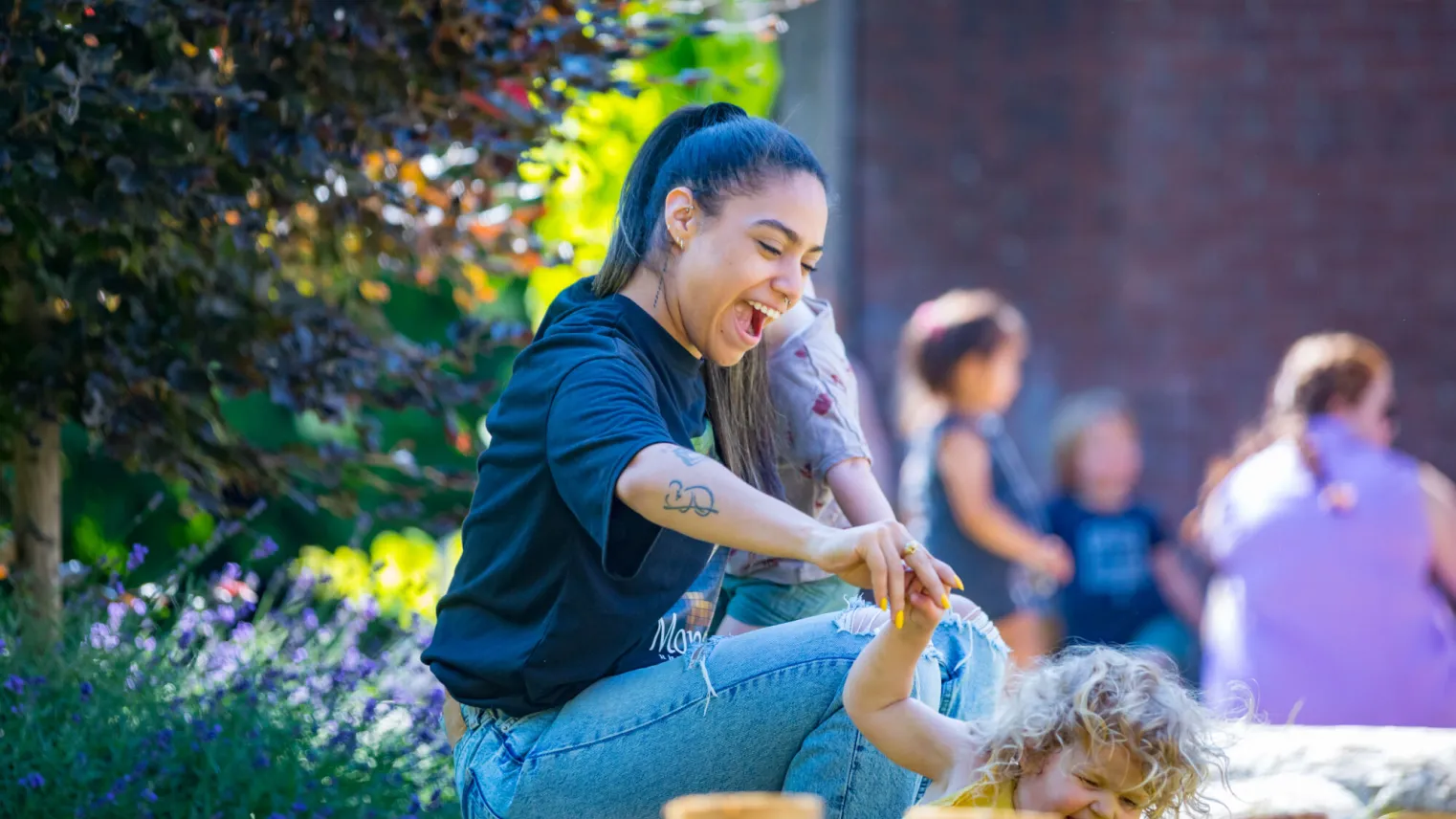 Een vrouw en kind spelen met houten blokken in een park. Een leuke en creatieve activiteit in de buitenlucht. 
