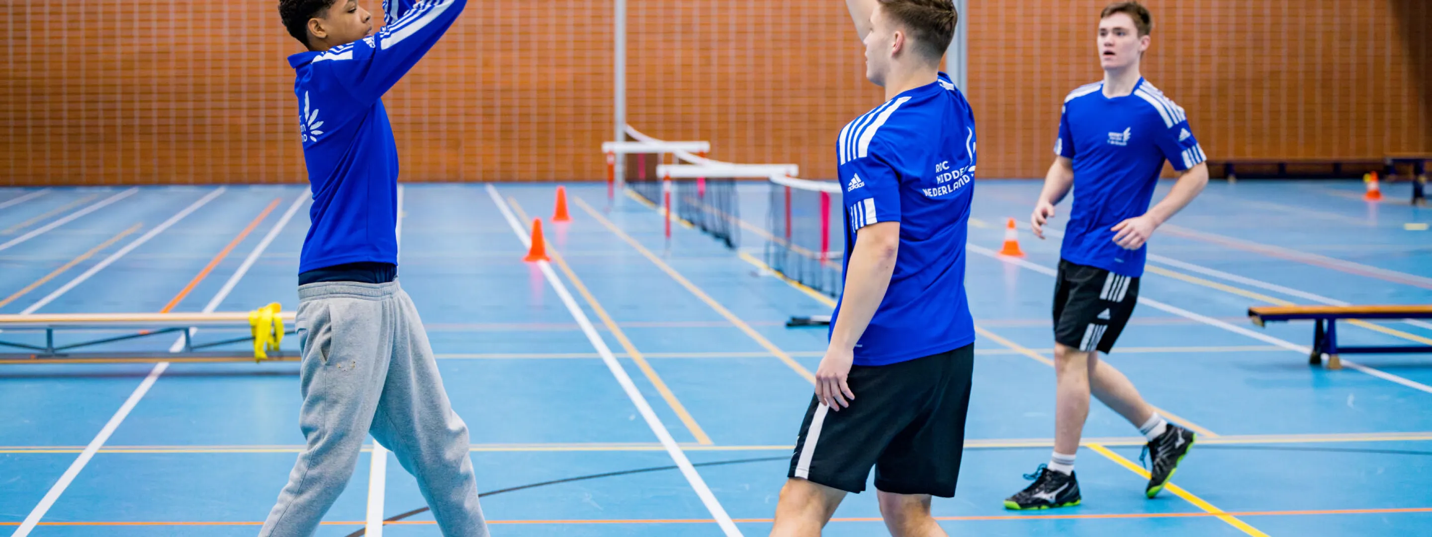 Studenten Sport College zijn aan het basketballen