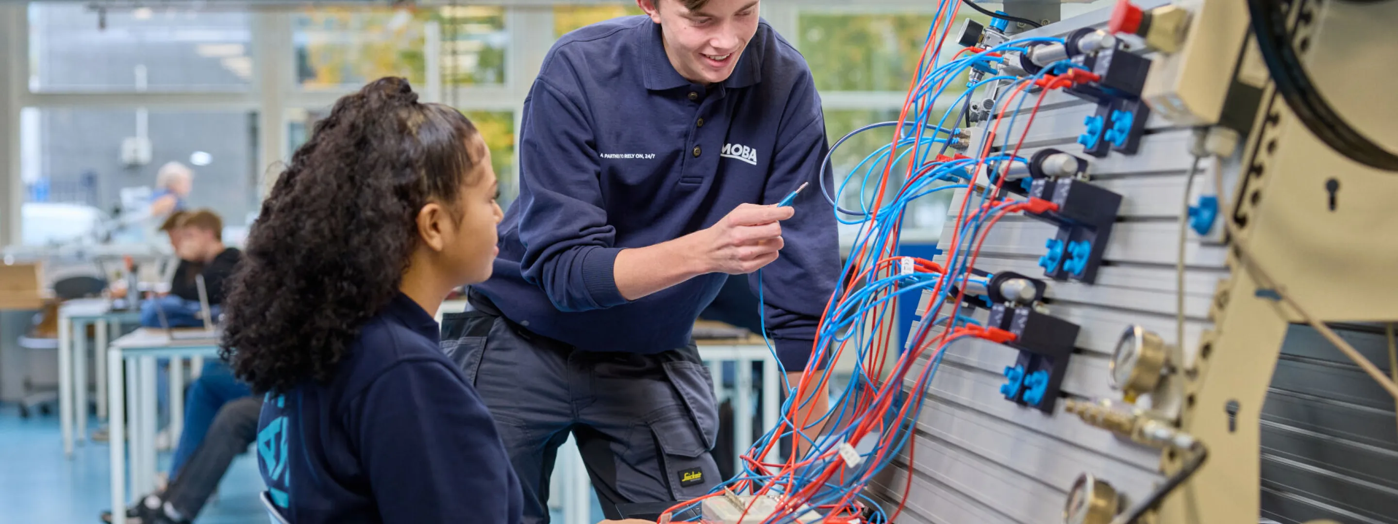 studenten werken samen in de werktuigbouwkunde mechatronica