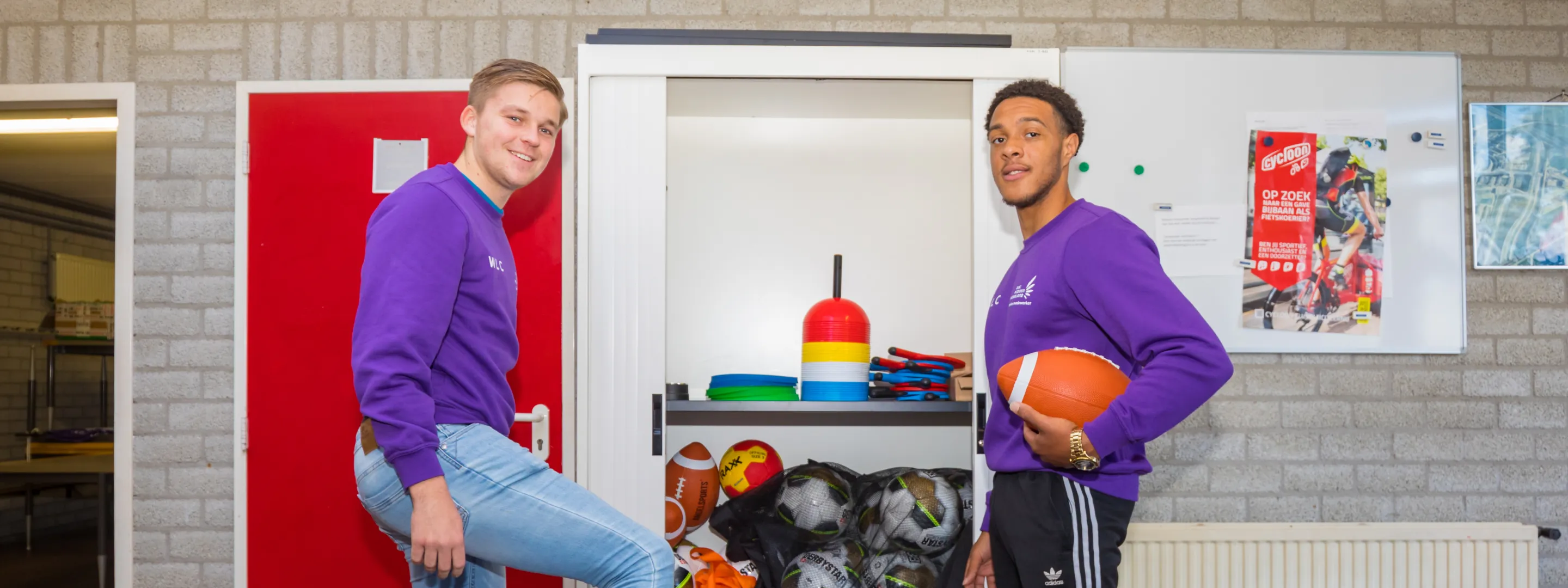 Twee sport studenten checken sport voorraad