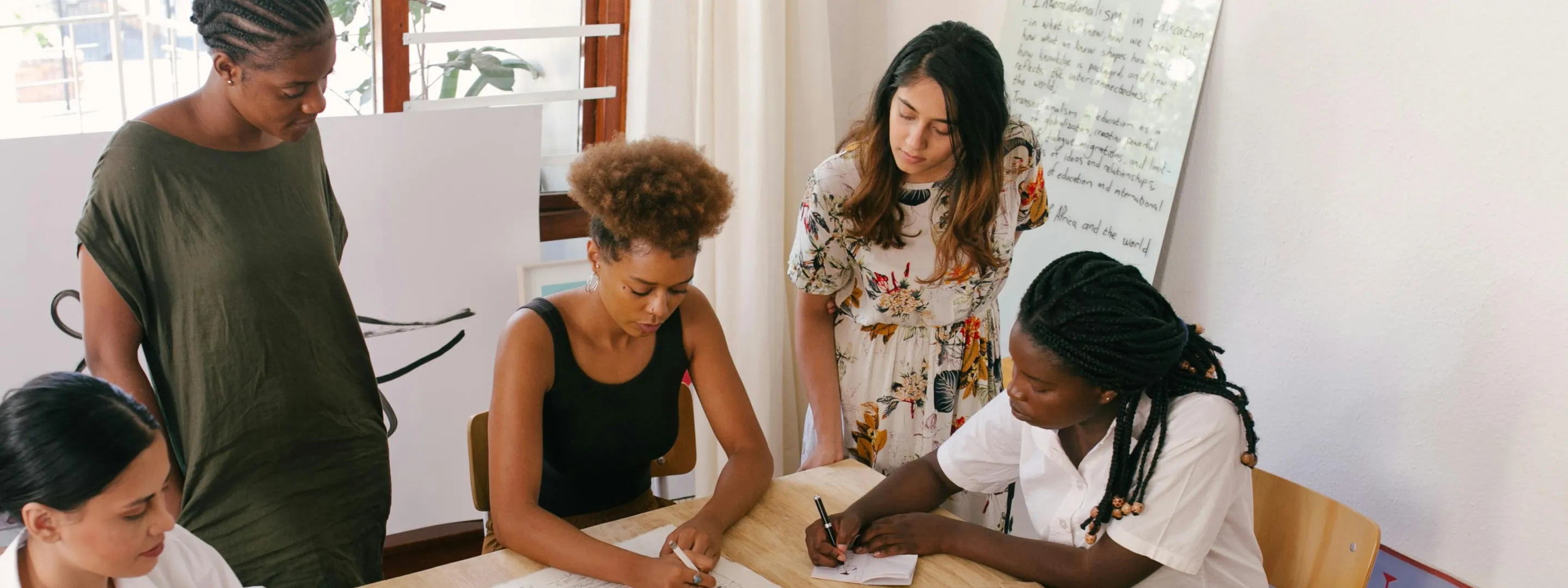 Groep studenten in overleg