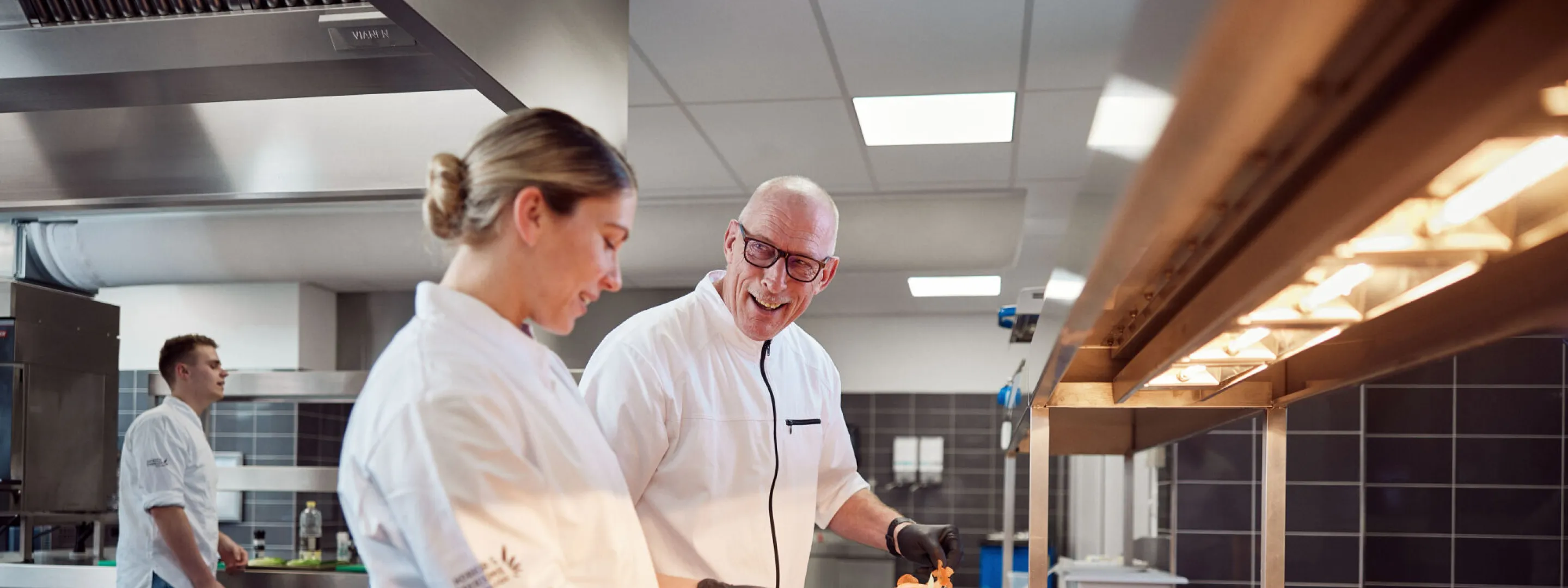 koks zijn aan het werk in een bedrijfskeuken