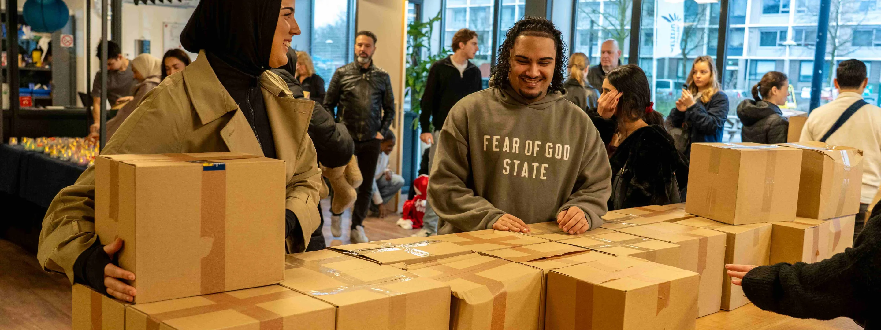 Studenten delen pakketten vol liefde uit