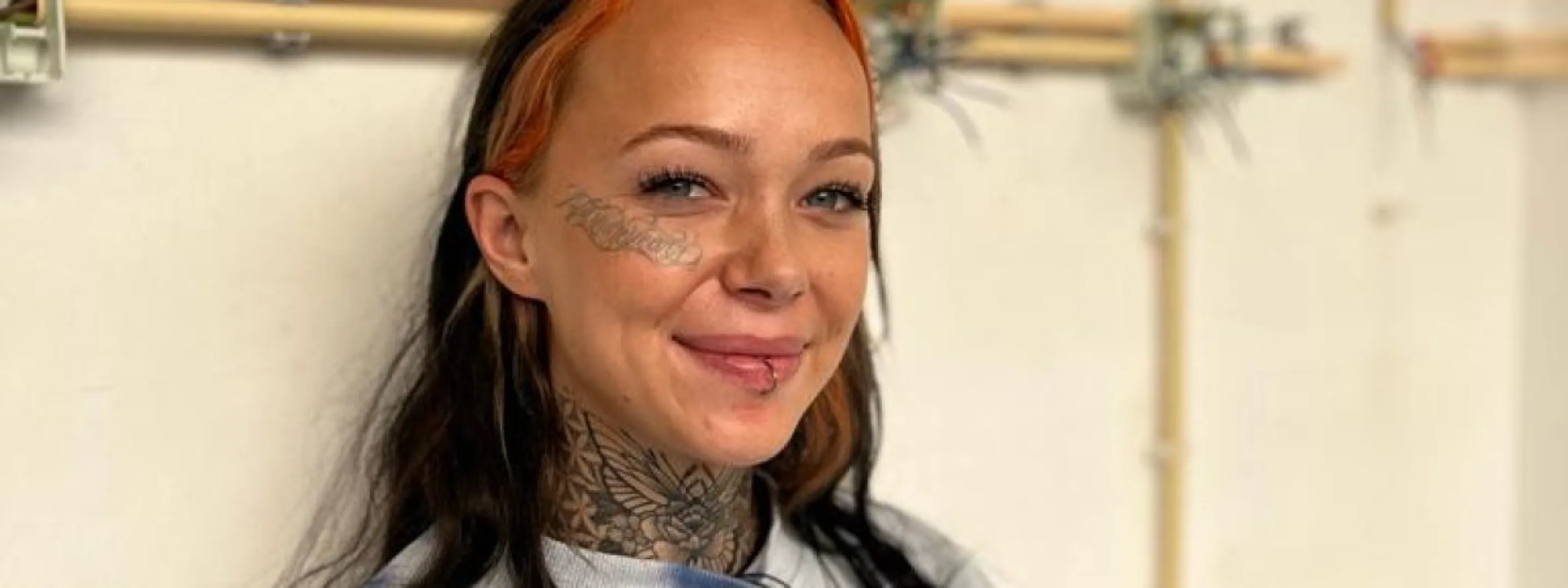 Student Robin poseert voor elektrische installatie