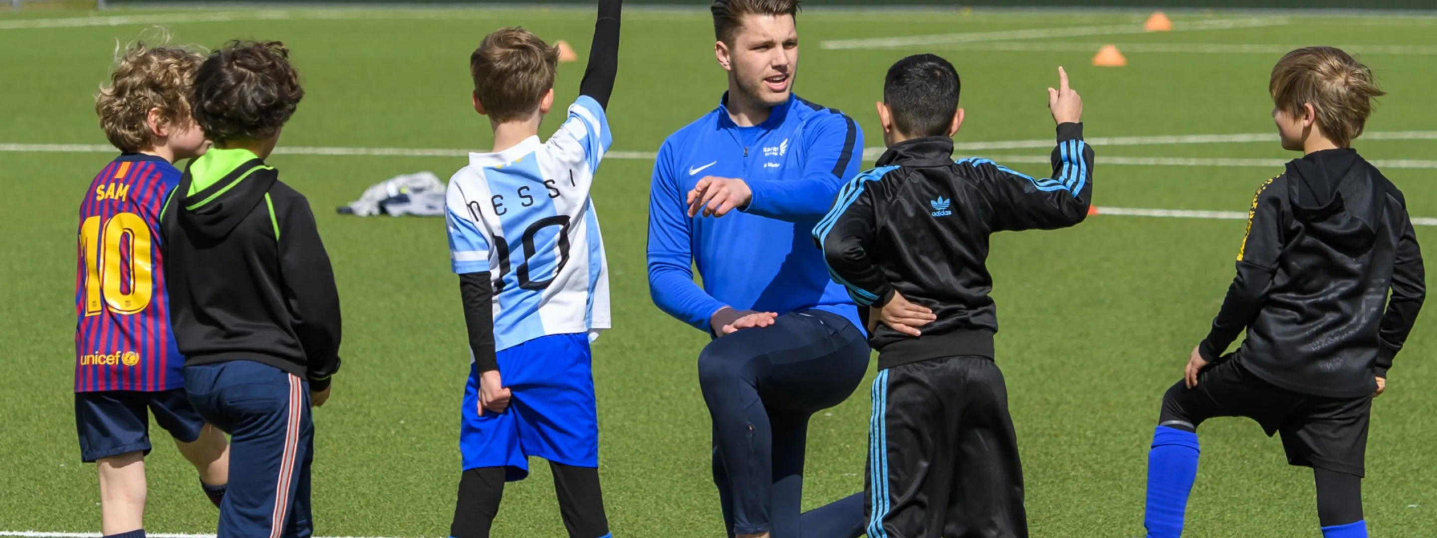 Student Sport Professional Kinderopvang en Onderwijs geeft sportles aan kinderen