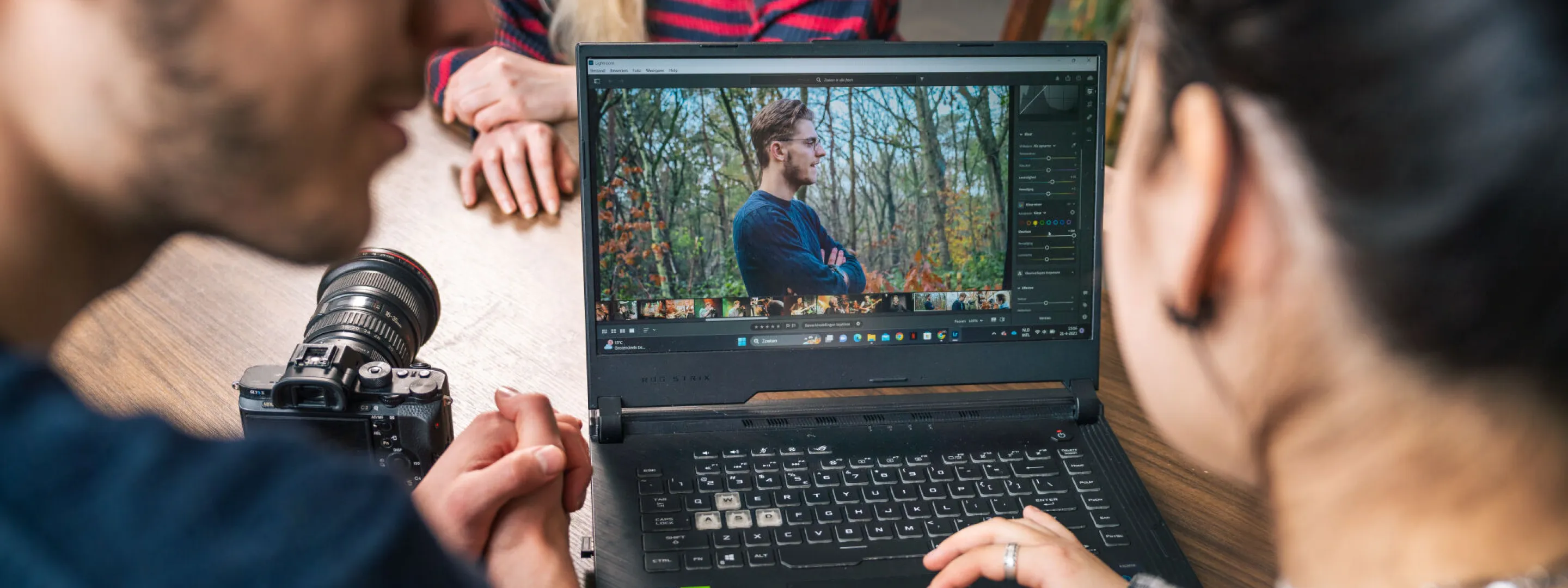 twee studenten werken samen aan content productie