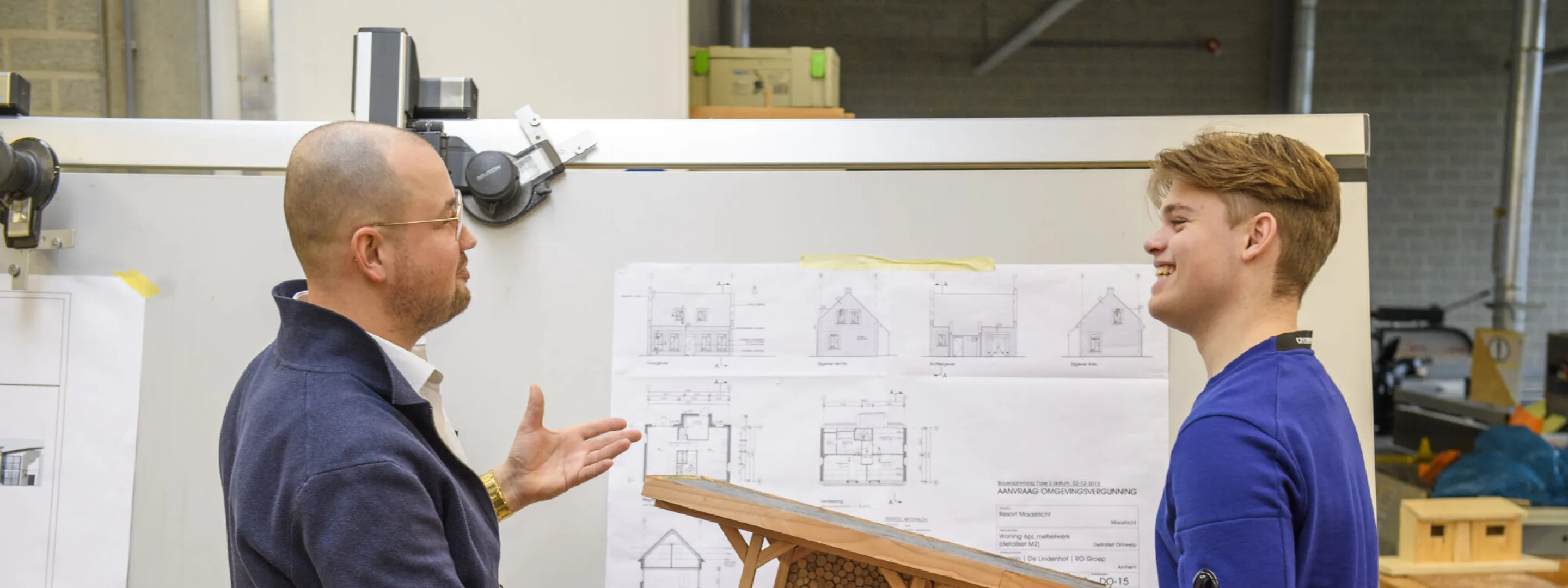 Docent Bouwkunde bespreekt bouwproject met student