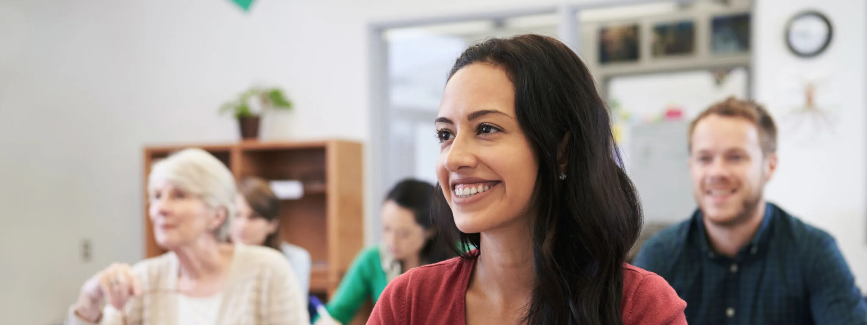 Cursist in klaslokaal met andere studenten op de achtergrond