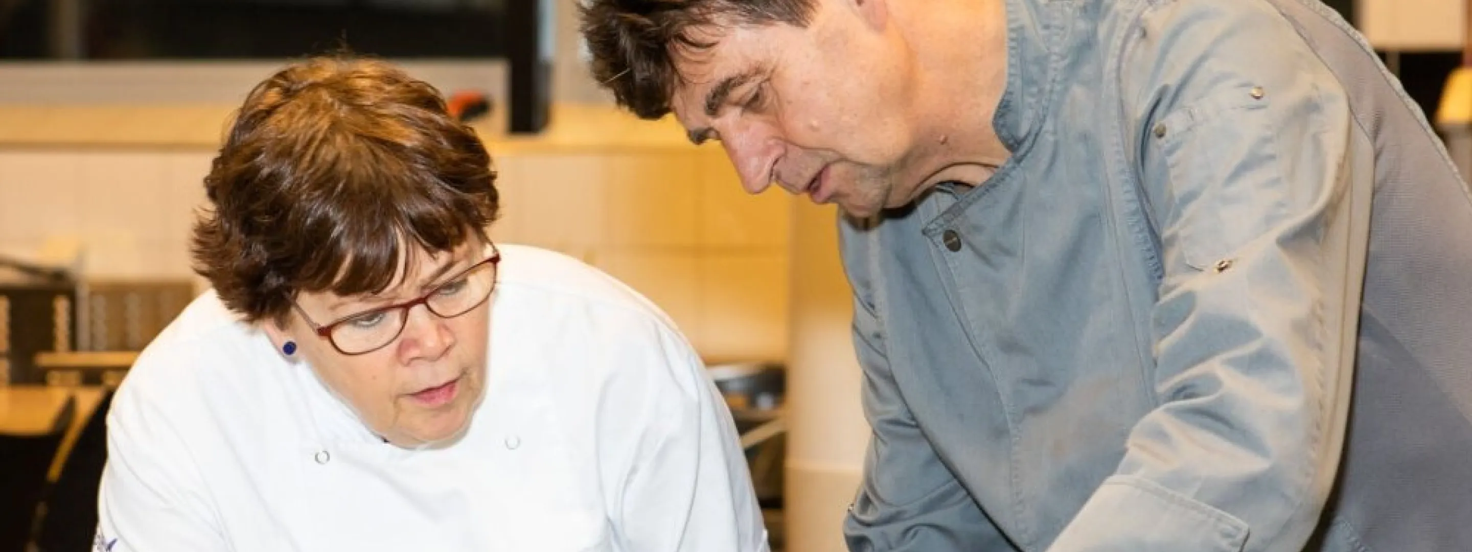 Docent en student in de keuken