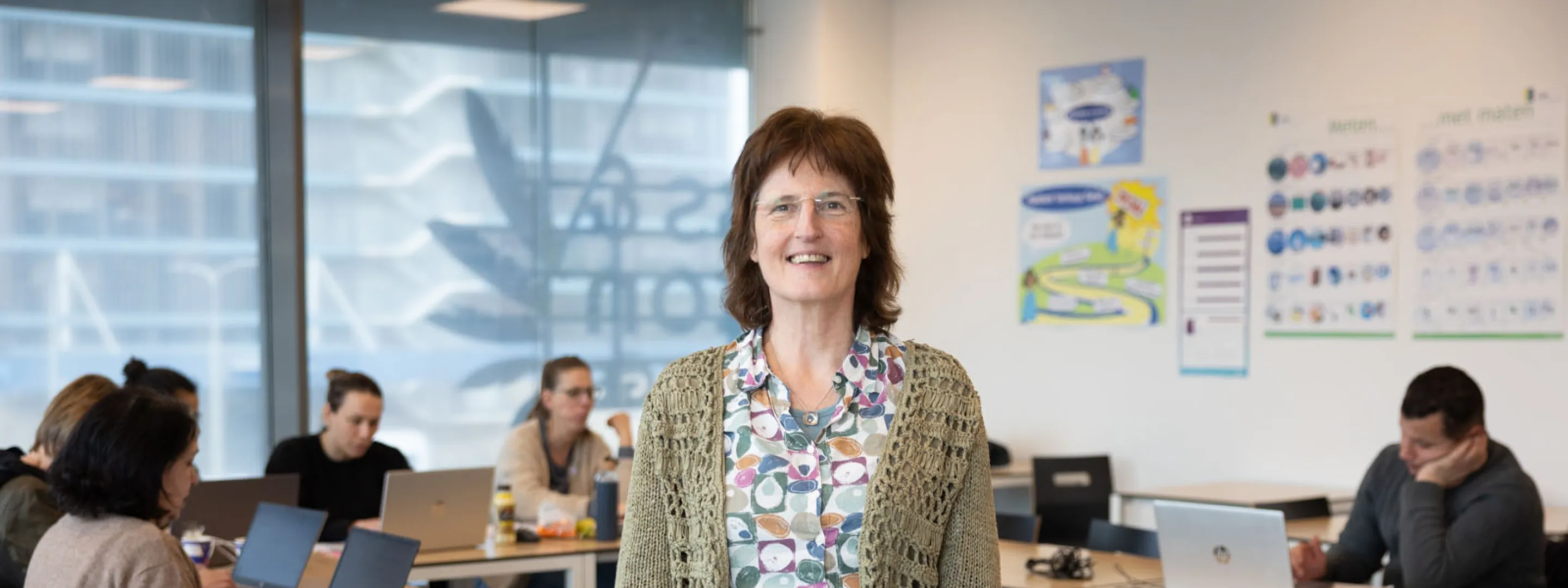 Docent Mira Jantzen in klas met studenten module Service en in de bibliotheek.formatie