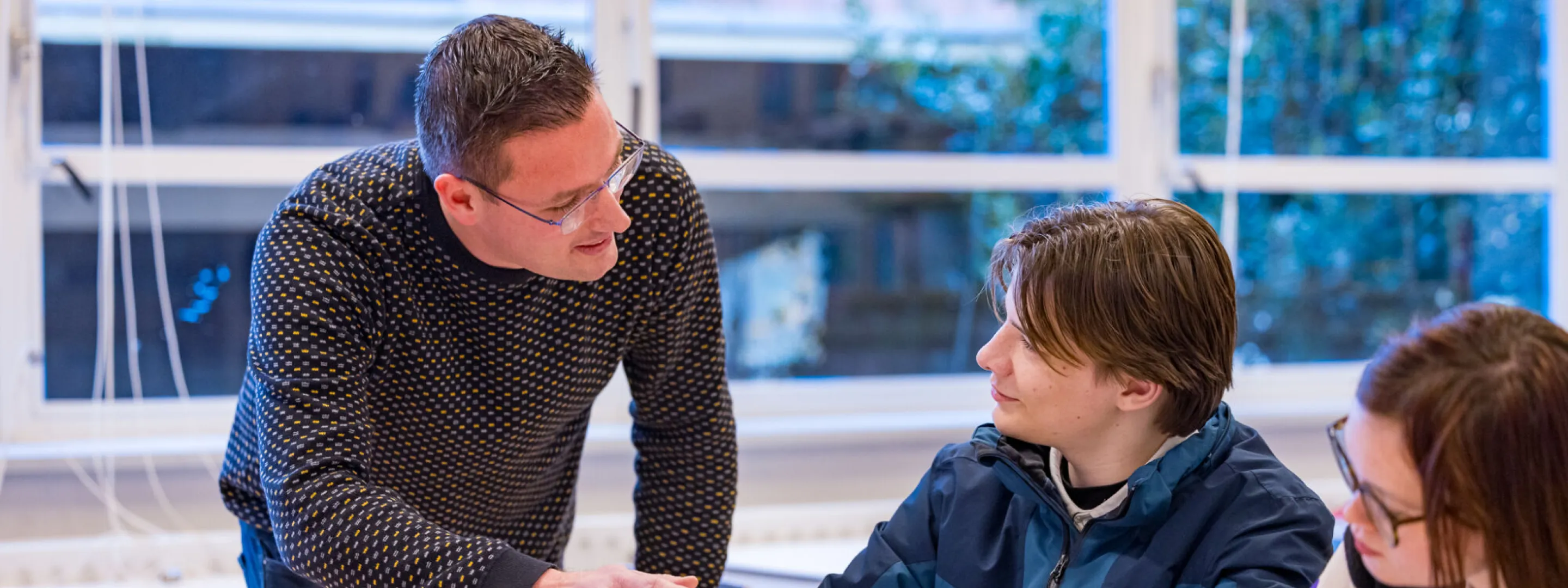 Docent VAVO Lyceum in gesprek met studenten