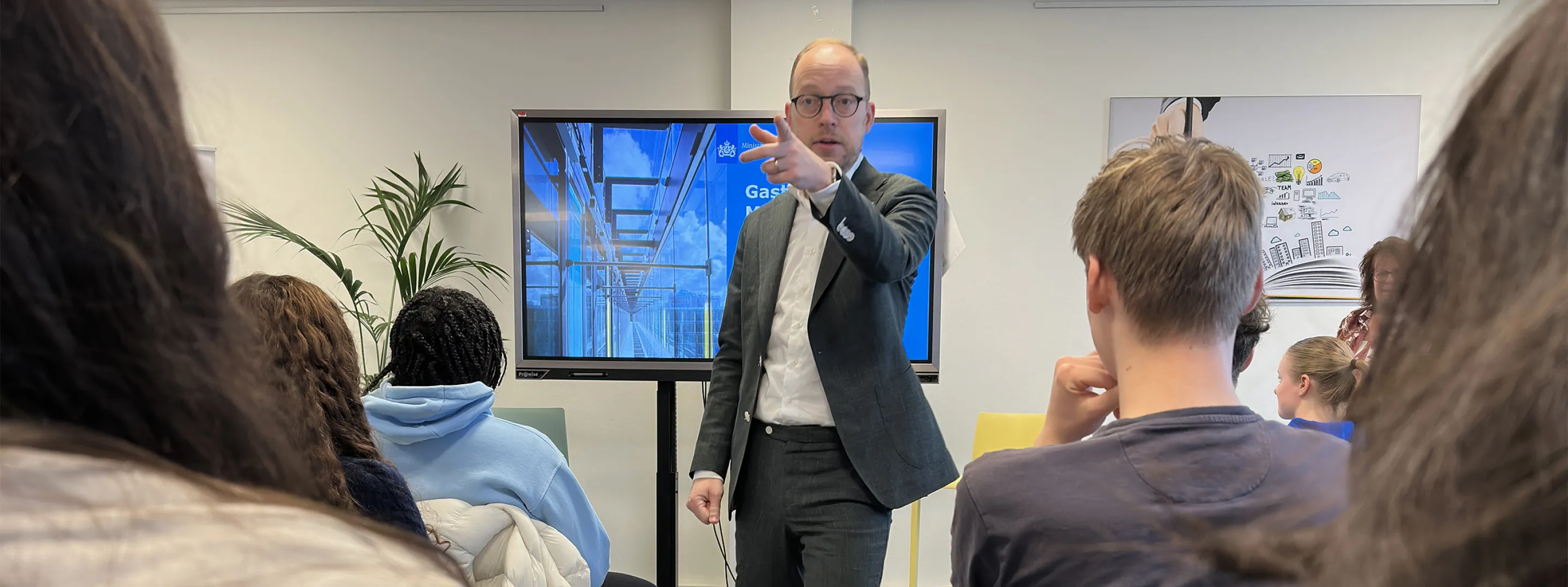 Staatssecretaris Eerenburg geeft gastles belastingaangifte