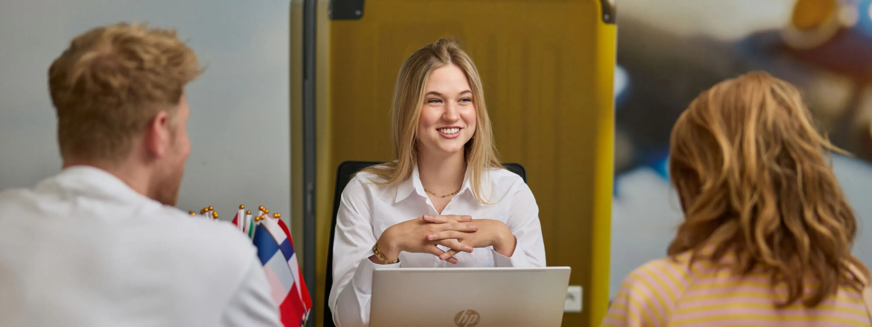 Klanten plannen vakantie bij een reisbureau