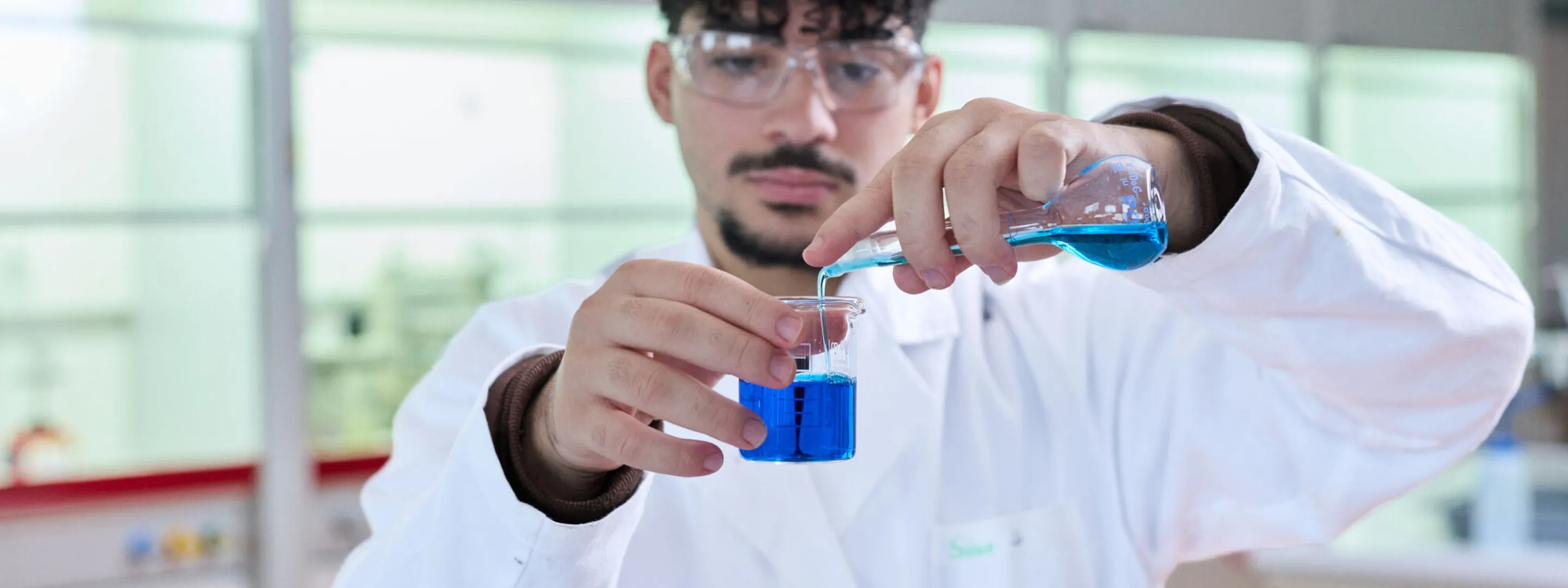 Student Analist onderzoekt monster in praktijklokaal