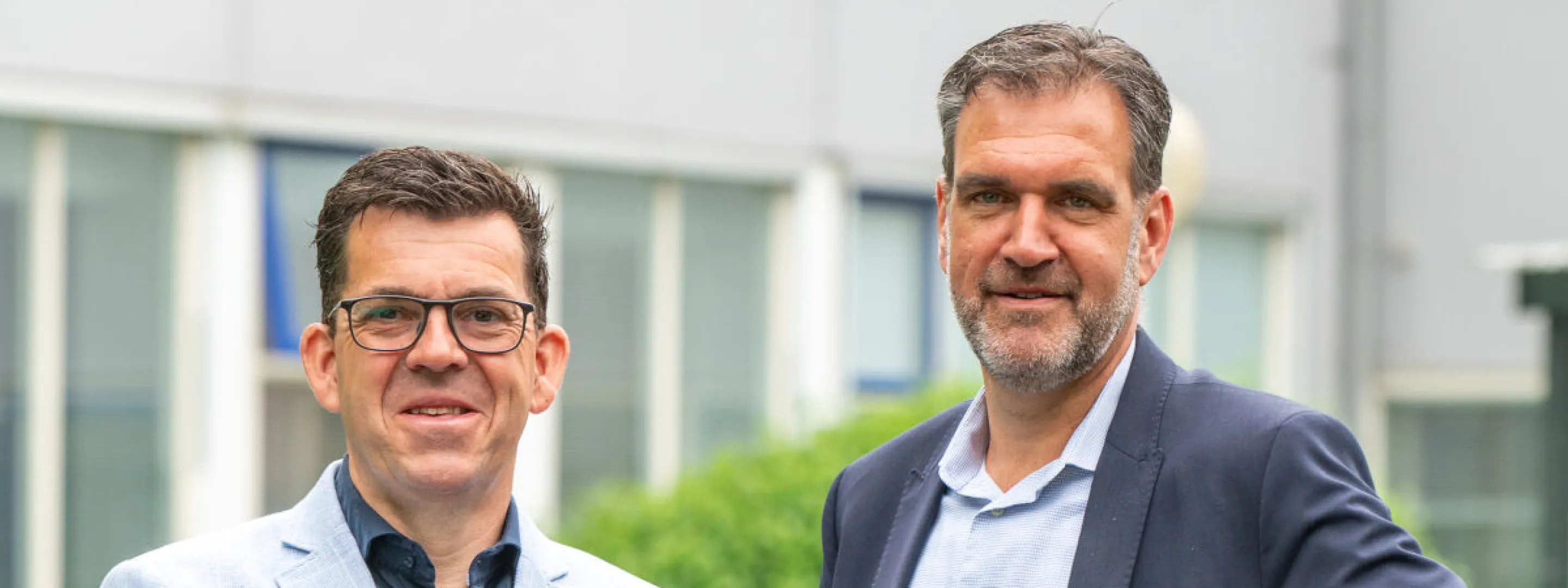 2 mannen in nette kleding naast elkaar