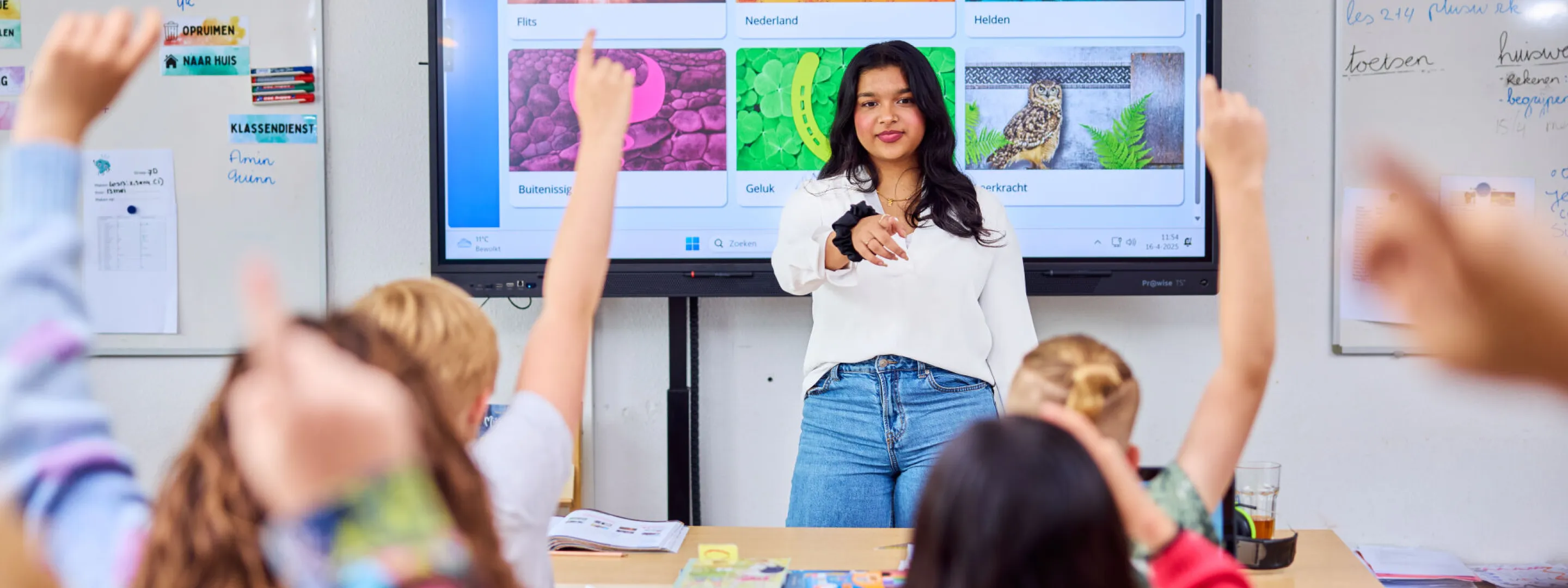 Student Onderwijsassistent staat voor de klas