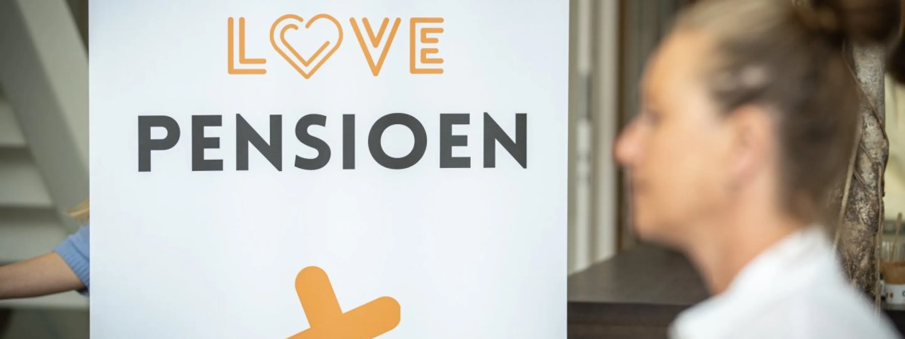 Promotiebord met tekst We love pensioen.