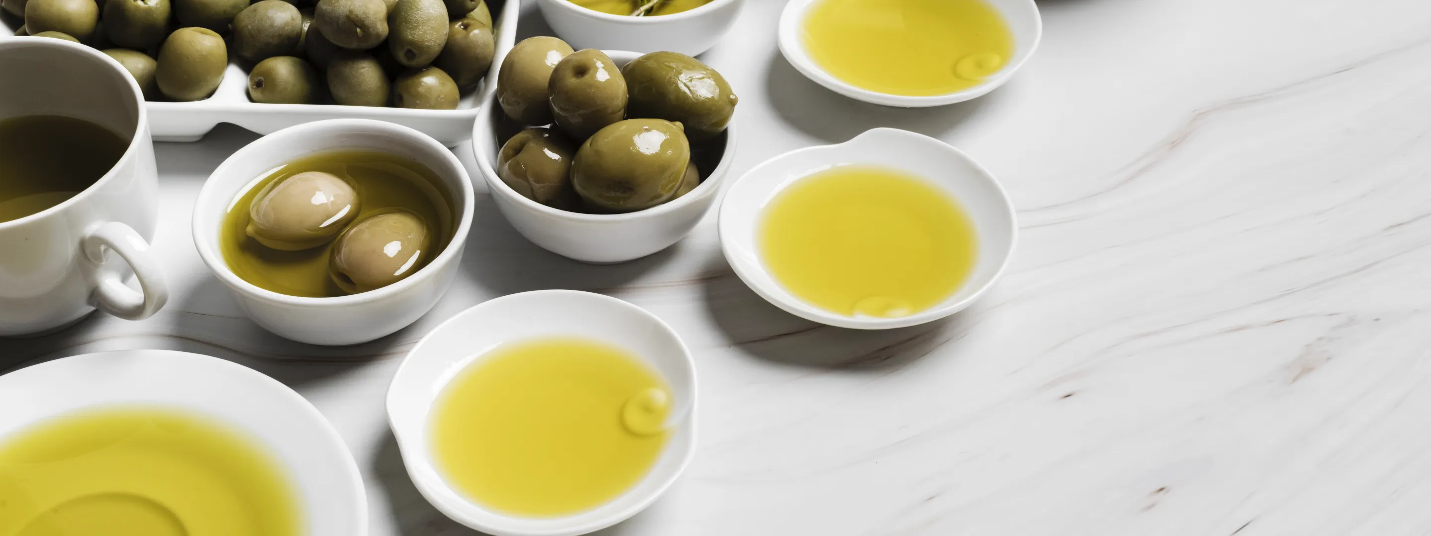 Schaaltjes met olijven en olijfolie