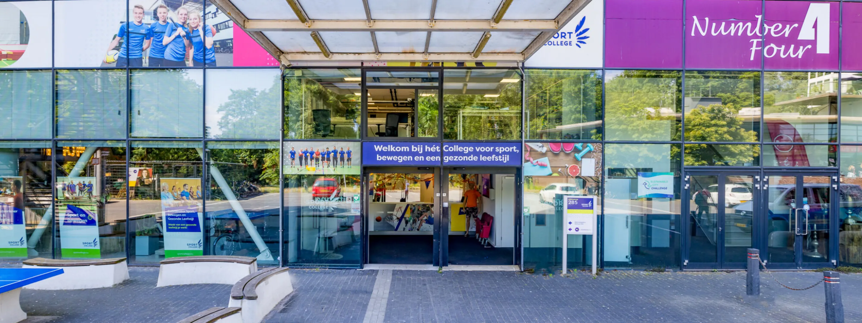 Ingang van het College voor Sport, Bewegen en een Gezonde Leefstijl in stadion Galgenwaard in Utrecht.