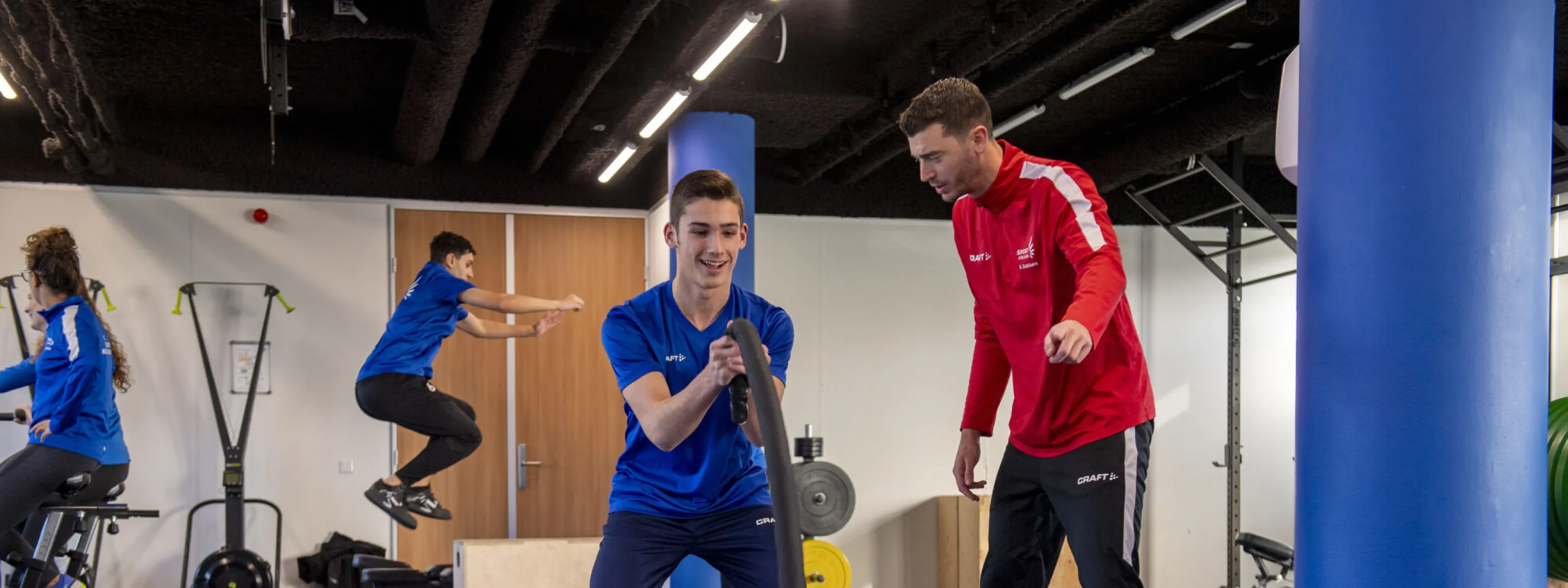 Studenten krijgen sportles in de gym